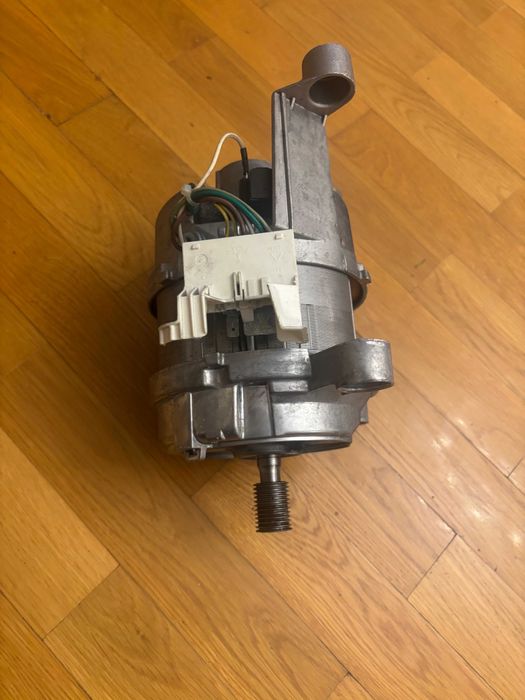 Silnik typ 20584.513 do pralki electrolux  EWF 12670 W typ HP942421