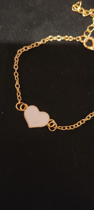 Złota celebrytka bransoletka z białym sercem