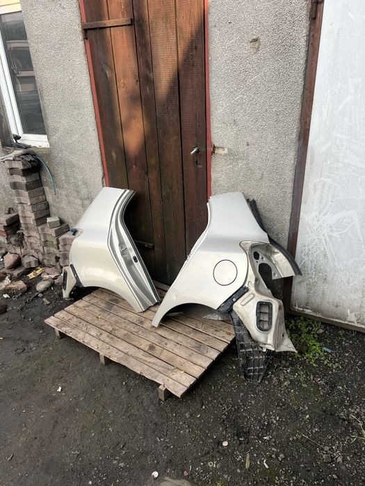 Błotnik ćwiartka prawa lewa tył tylna poszycie toyota yaris II 2 5a7