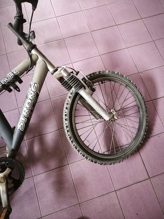 Bicicleta usada sem selim