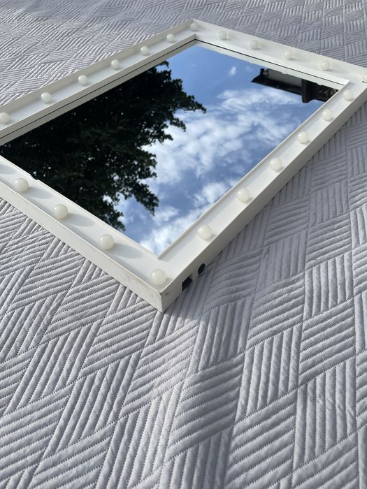 Lustro z lampkami. Działa na baterie