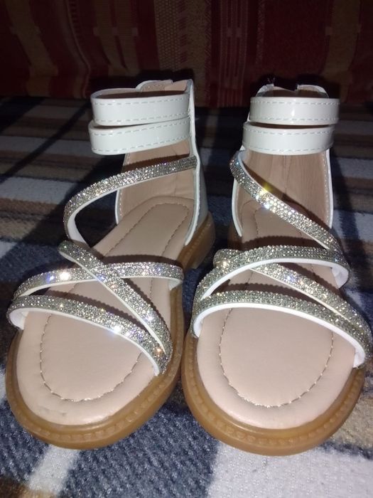 Sandałki dla dziewczynki