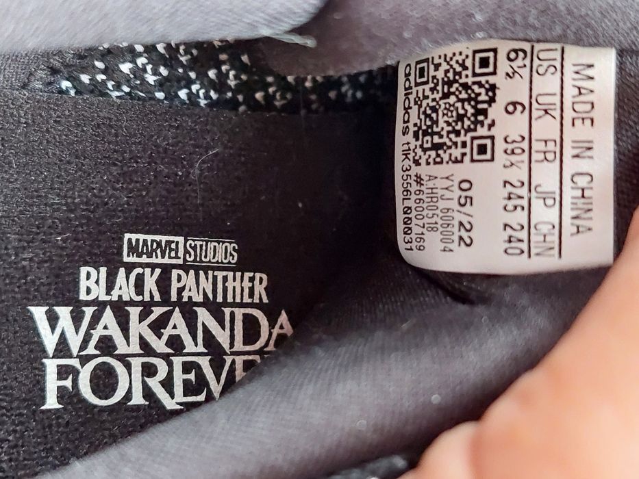 Adidas Black Panther кросівки унісекс  25,5 см