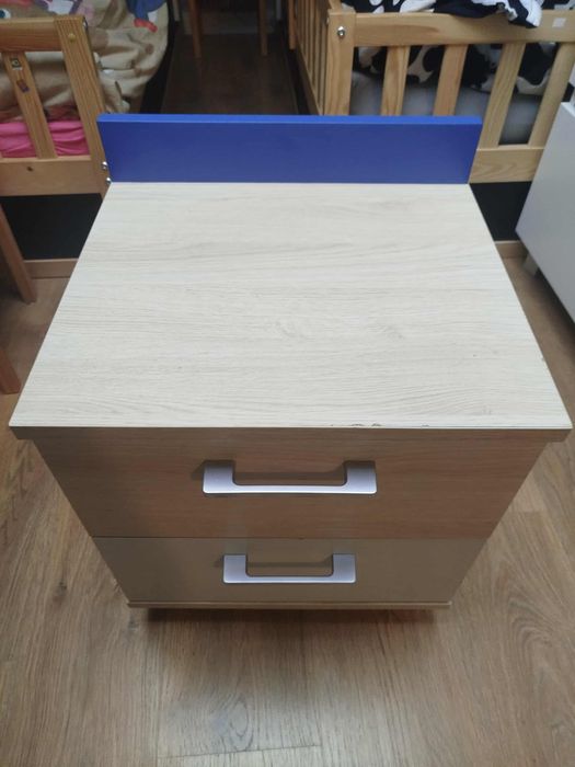 Nakaslik z dwoma szufladami