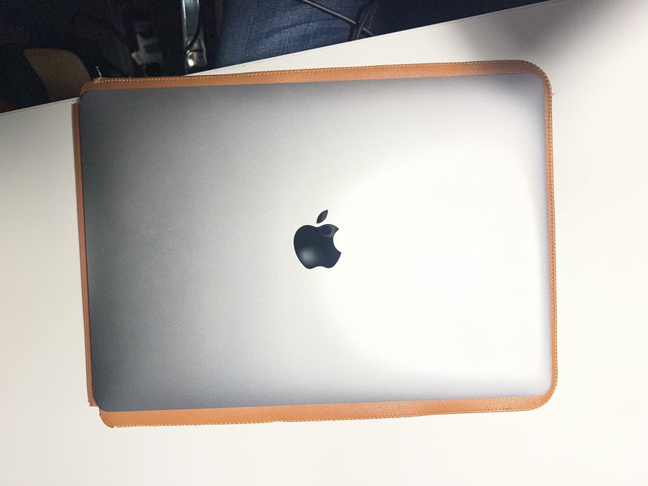 MacBook Air 13” Retina (2020) | Intel i5 | 8 GB RAM | 512 GB SSD