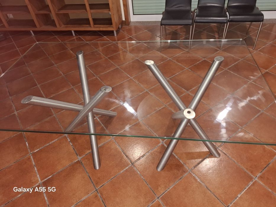 Mesa de vidro temperado com pes de inox em x