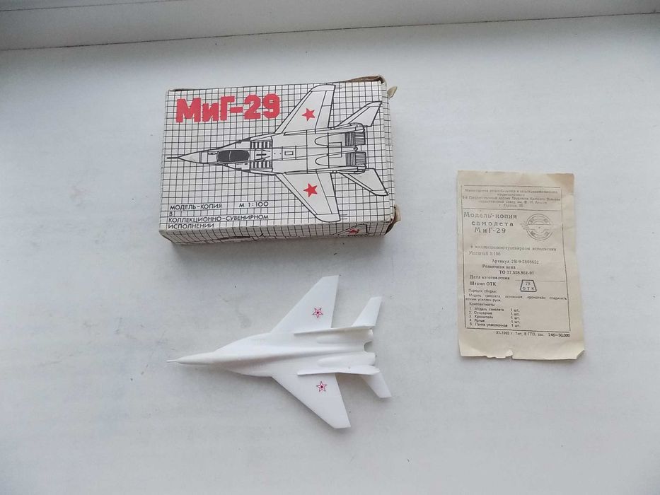 Модель самолета МиГ - 29 масштаб 1:100 1992 г.