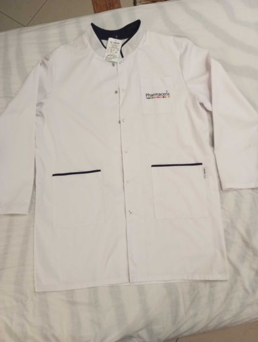 Fartuch lekarski , nowy nie używany , rozmiar 56 . Pharmaceris