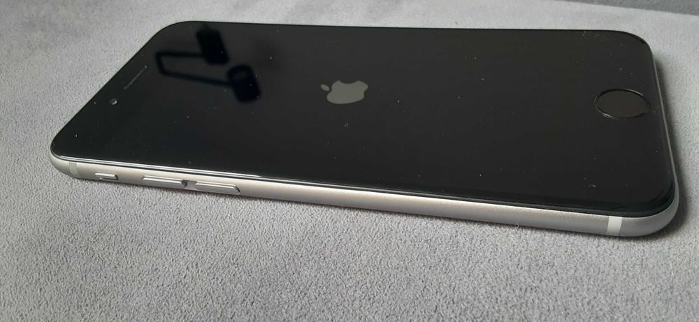 smartfon iPhone 1549 64Gb srebrny