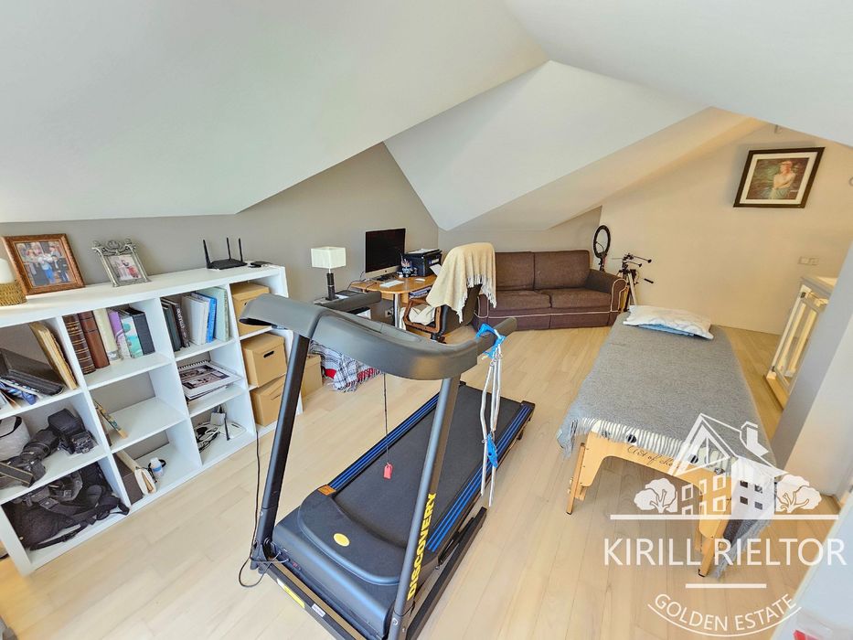 В городке "Золотые Ключи" продается дом с баней и бассейном