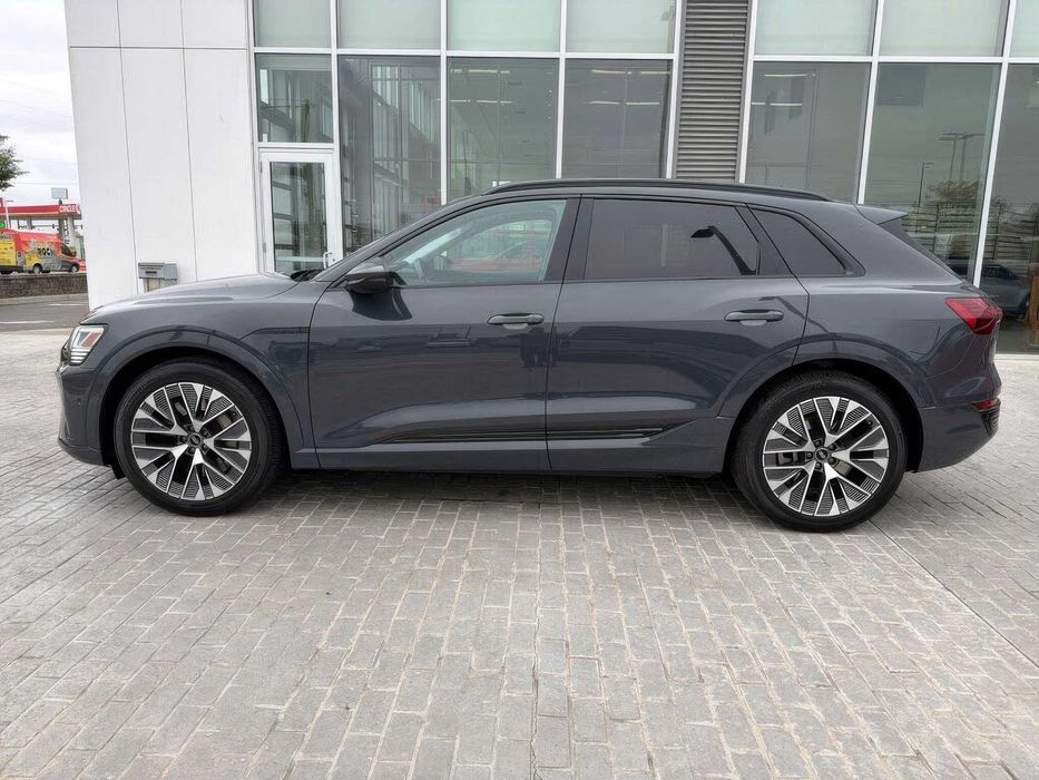Audi Q8 E-Tron      2024