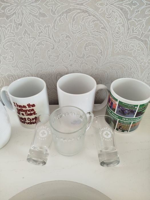 Набір посуду (тарілки , горнятка,ложки,вилки