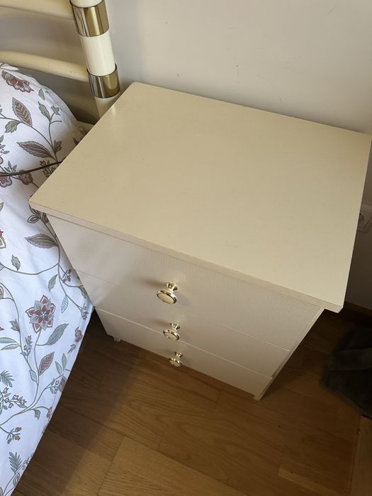 Cama de Casal com estrado  com duas mesinhas de cabeceira