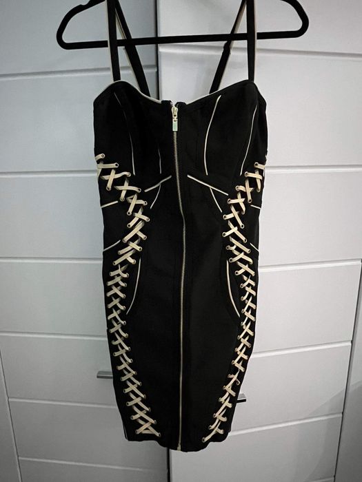Fashion Nova koktajlowa czarna ze złotym tuba modelująca  r. S