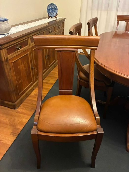 conjunto sala de jantar: mesa extensível, cadeiras, louçeiro, aparador
