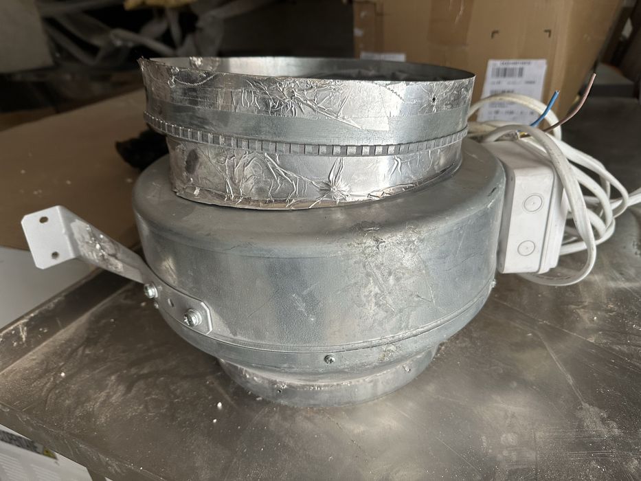 Двигун витяжка (у роботі був менше двох тижнів) з кріпленням