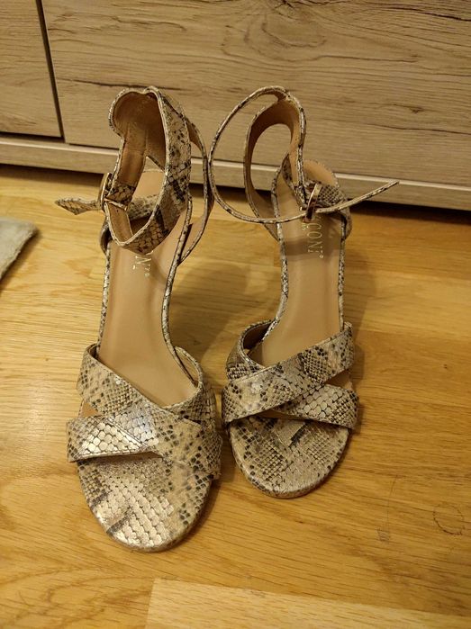 Złote sandały skóra