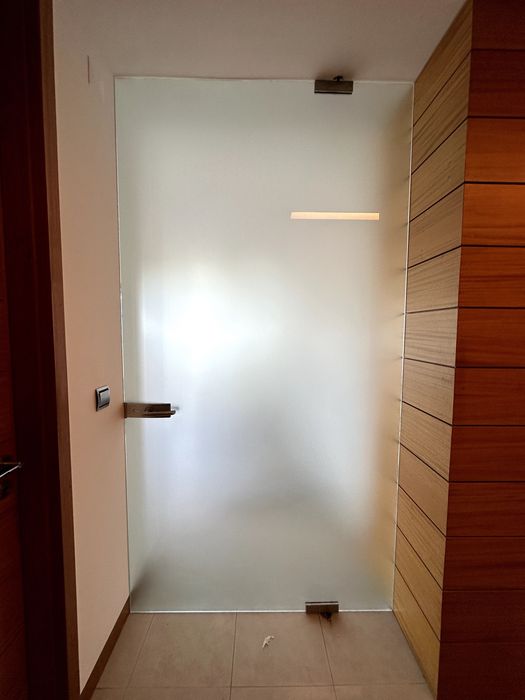 Porta pivotante em vidro 1,30 x 2,45m