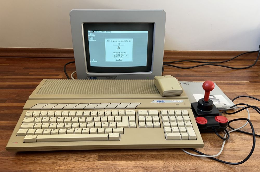 Atari 1040 STF + monitor Atari SM124 & SC1224 + mysz + joystick