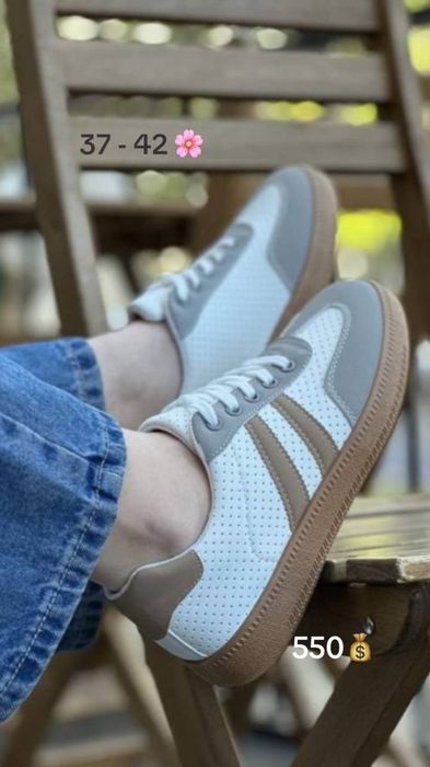 Продаються жіночі кросівки