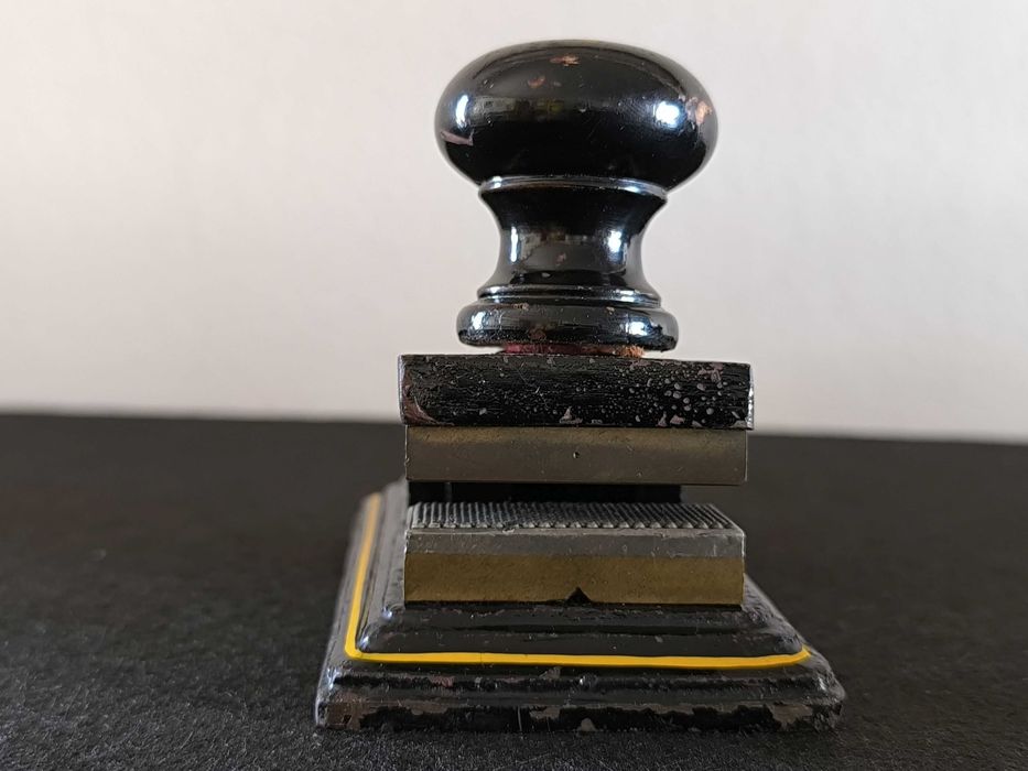 Antigo selo branco (séc XIX/XX) em metal, com pega em madeira circular