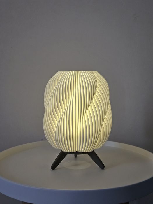 Лампа настільна біла матова