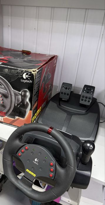 Ігровий руль з педалями Logitech Momo Racing