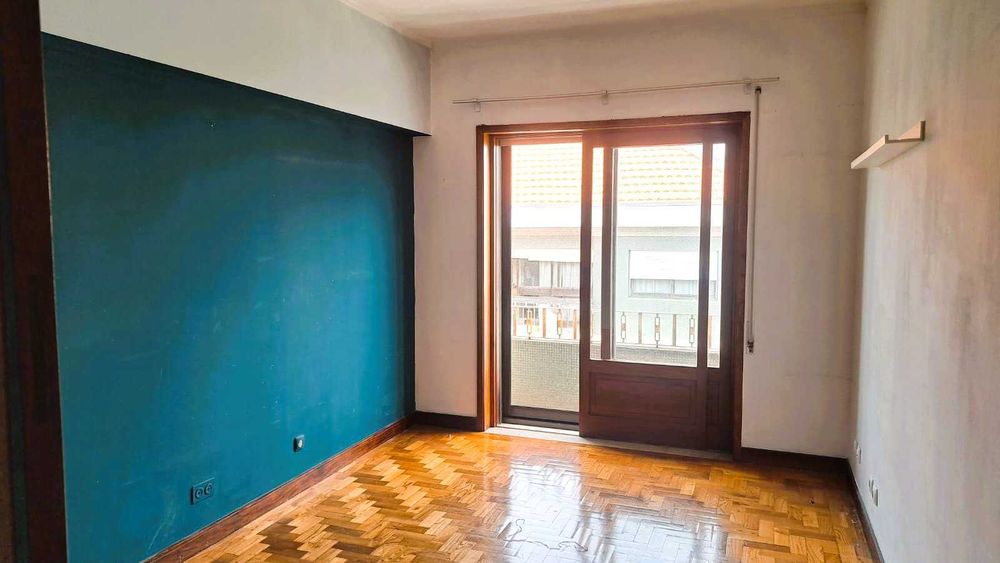 Apartamento T3 - 4º Andar, localizado na Rua Antero de Quental, Freguesia de Paranhos, no Porto