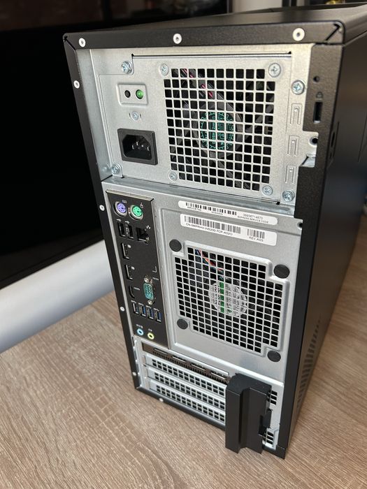 Dell intel 8GB SSD 500GB AMD Radeon PRO WX5100 +WIN11