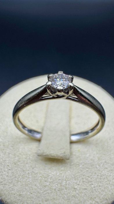 Złoty pierścionek z brylantem z certyfikatem; 14ct 585, waga: 1,73g, rozmiar: 12