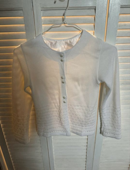 Biały elegancki sweterek