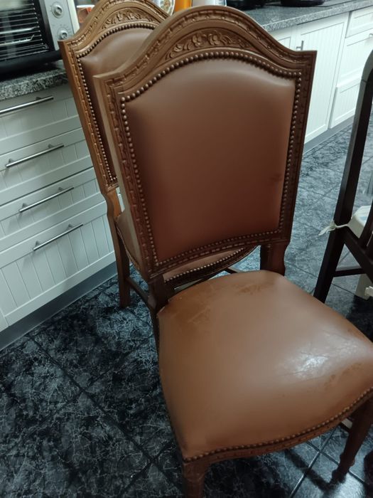 Mesa de madeira com 8 cadeiras