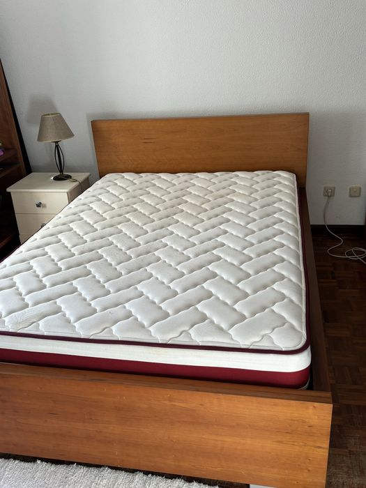 Cama de madeira com colchão