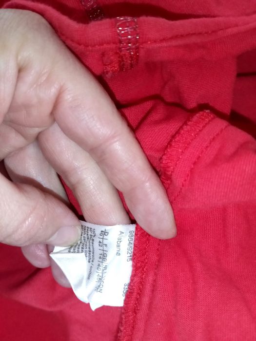 Żakiet czerwony ozdobiony złotą nitkąarynarka na guziki