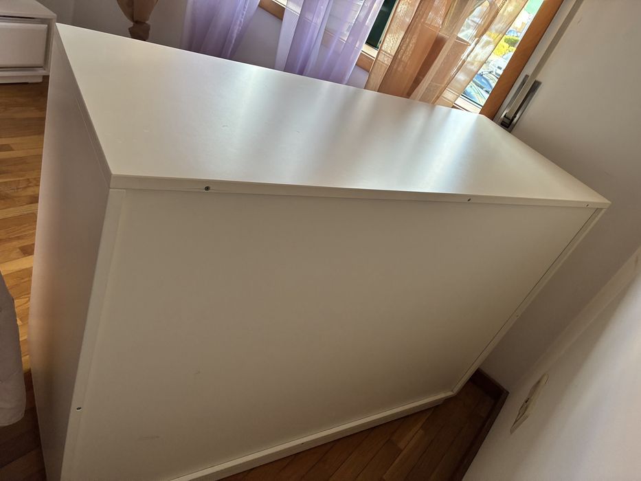 Cómoda e mesa de cabeceira em madeira maciça lacada a branco