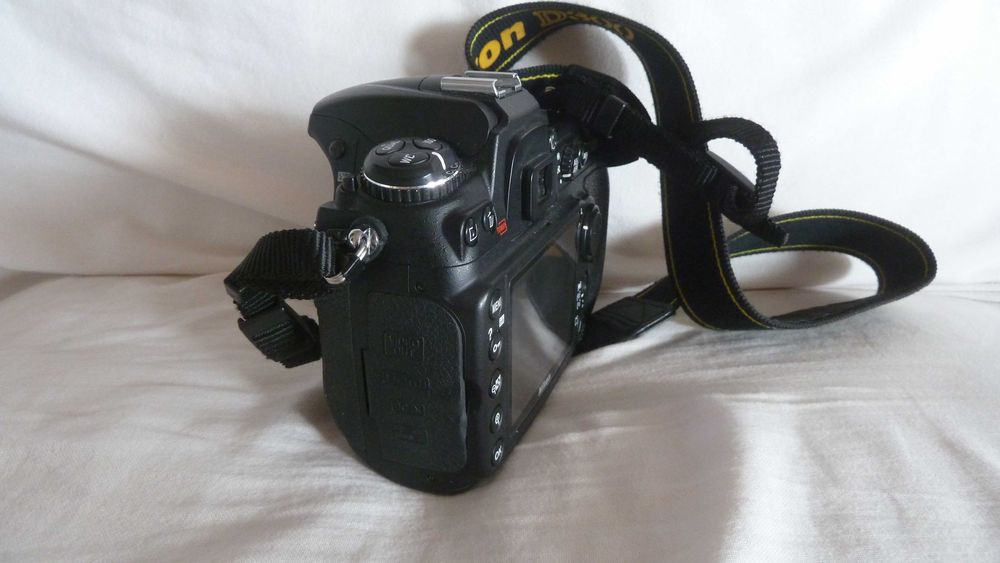 Nikon D300, corpo com alça, bateria e carregador.