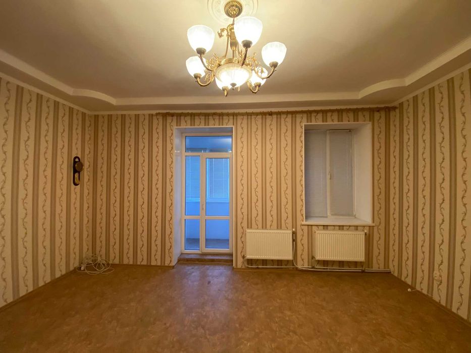 Продаю двокімнатну квартиру у Центрі, по вул. Бедзая. Автономне опалення. Сертифікат