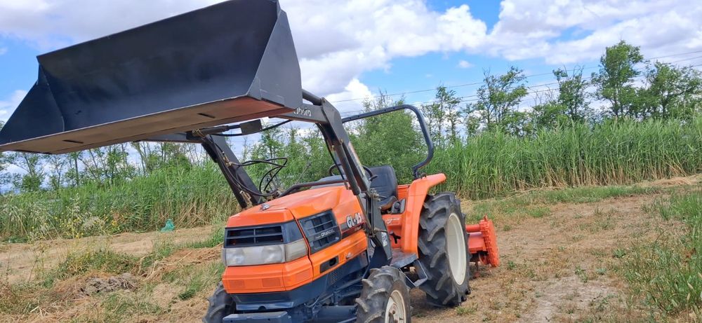 Tratror kubota com carregador frotal e frese