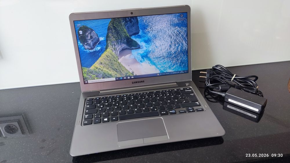 Laptop Samsung z dyskiem SSD 240 GB