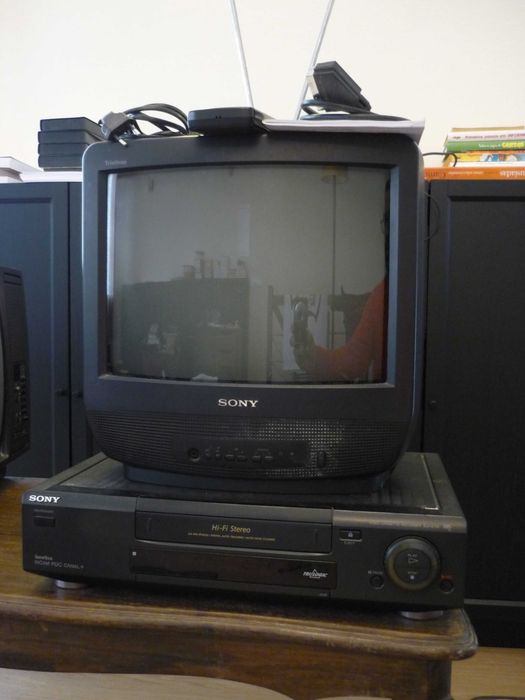 SONY televisor CRT 12" e leitor VHS para despachar