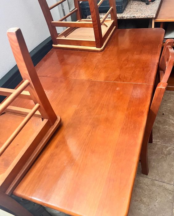 Mesa de cozinha com 5 cadeiras