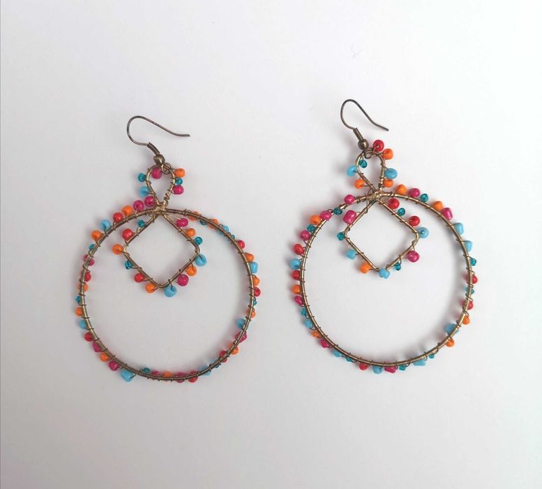 Brincos redondos multicoloridos com missangas