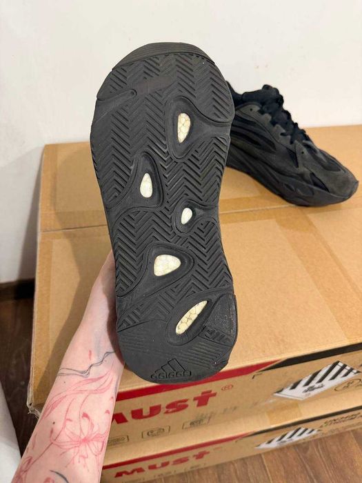Adidas Yeezy Boost 700 V2 Premium Black