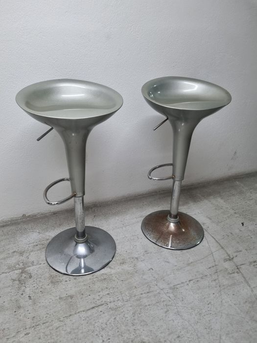Comjunto de mesa e 2 cadeiras altas de bar