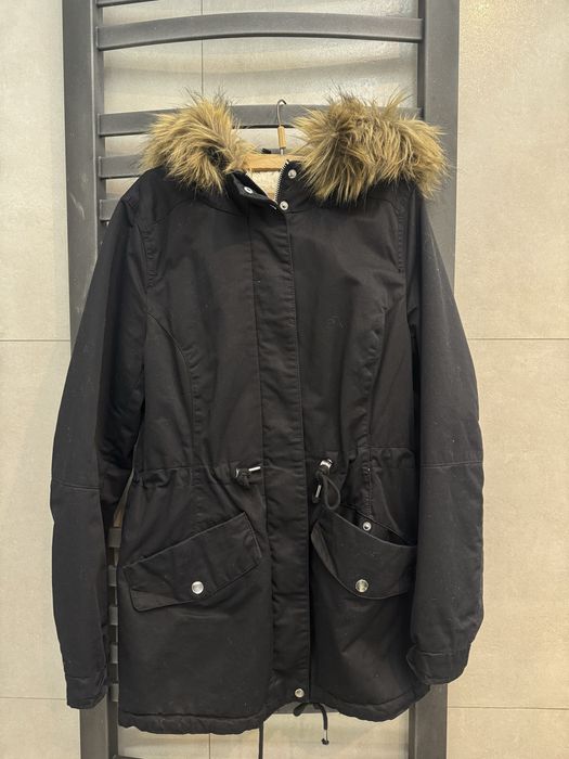 Czarna kurtka zimowa/parka z futerkiem