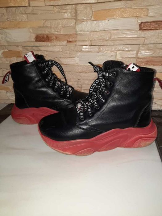 Дитячі підліткові ботінки.