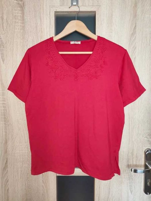 409. Czerwona bluzka damska na krótki rękaw z haftem t-shirt rozmiar XL