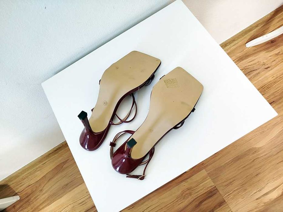nowe bordowe piękne sandałki na szpilce paseczki