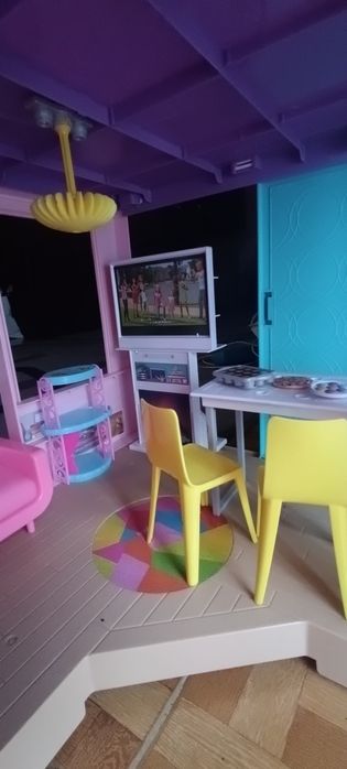 Casa da Barbie em bom estado