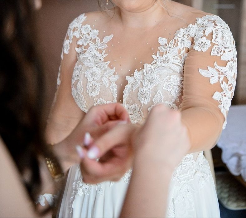 Piękna suknia ślubna długi rękaw, koronka, śmietankowa.